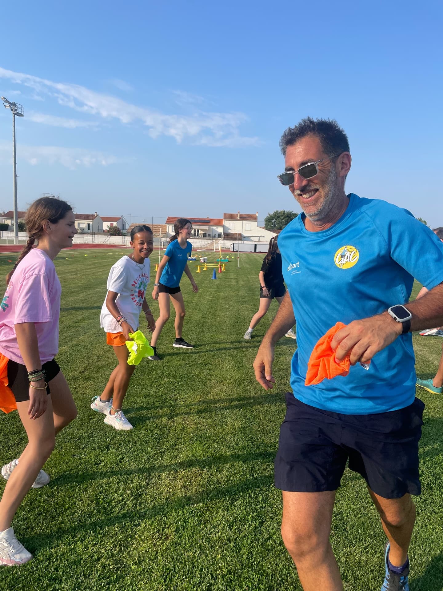 Athlètes du CAC en maillot bleu du club sur la pelouse du stade lors de la battle de fin de saison