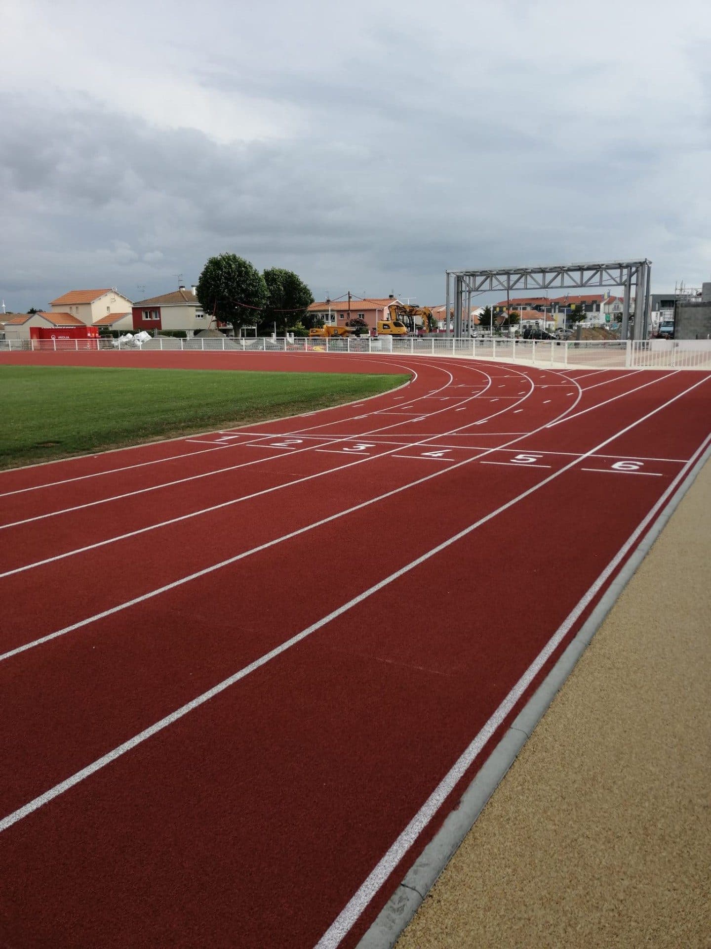 La piste d'athlétisme 6 couloirs du stade de Châtelaillon-Plage