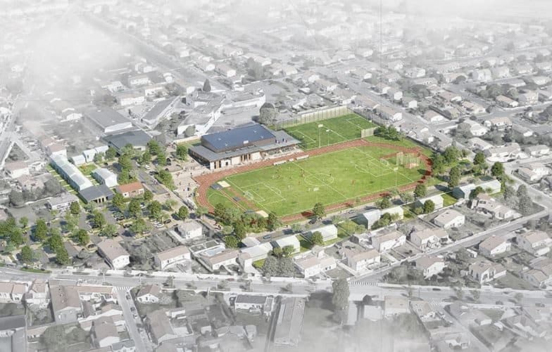 Vue aérienne du stade municipal rénové de Châtelaillon-Plage avec sa piste d'athlétisme