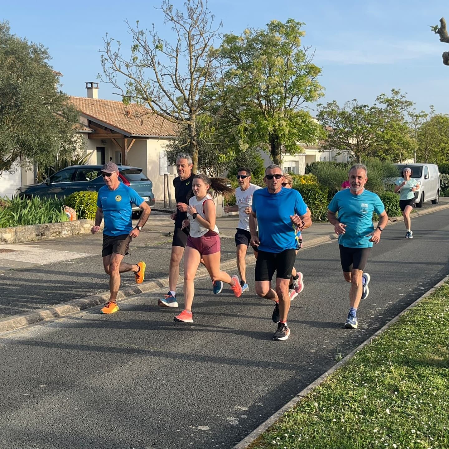 Coureurs adultes du CAC sur un chemin sablé en bord de mer aux Boucholeurs